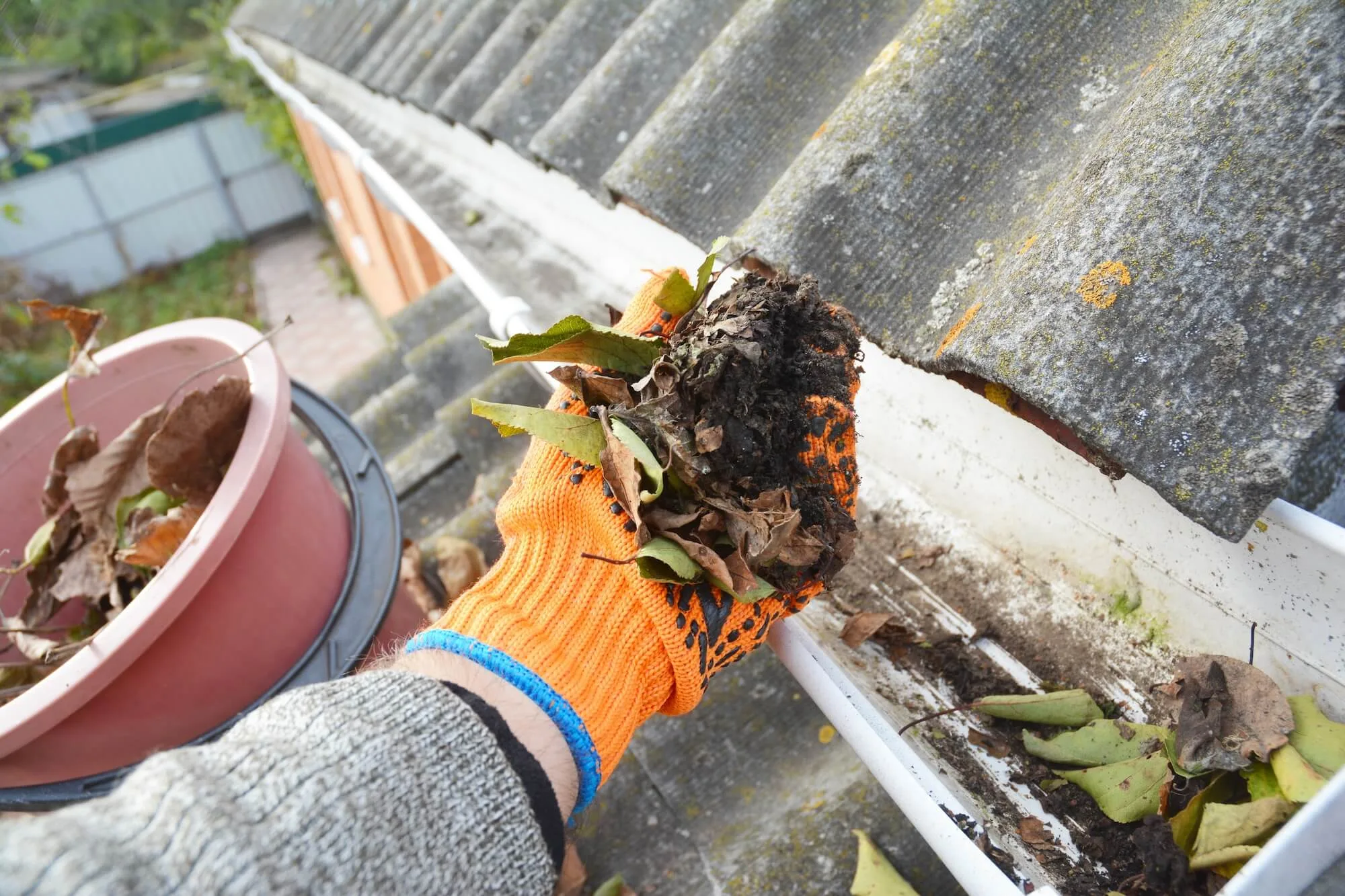A Guide On How To Clean Gutters