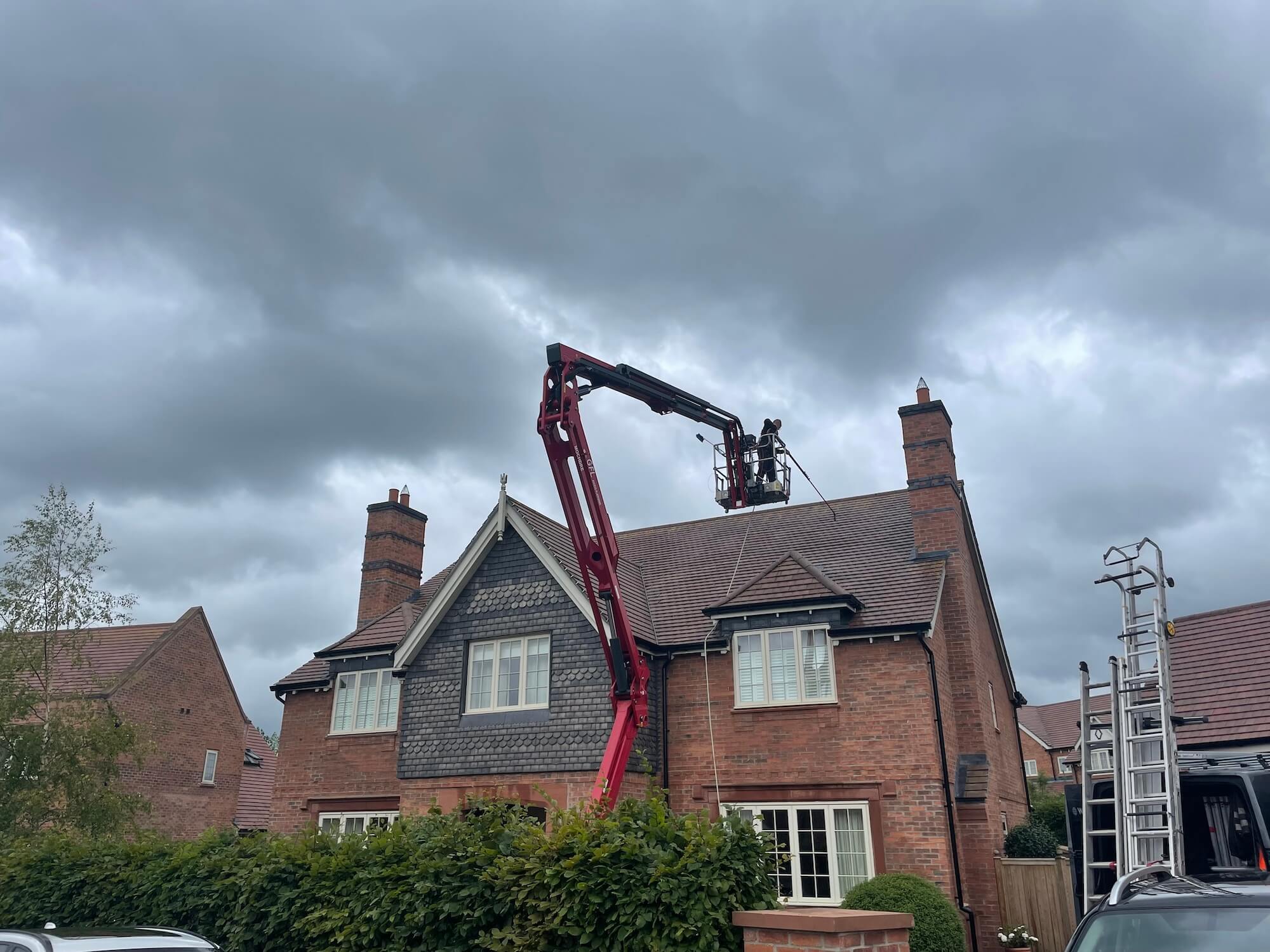 The Professional Roof Cleaning Process: What to Expect